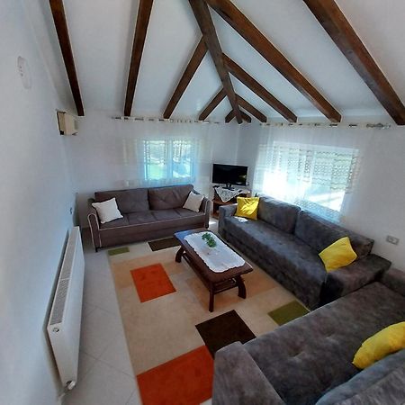 Guest House Ilir เบราท ภายนอก รูปภาพ
